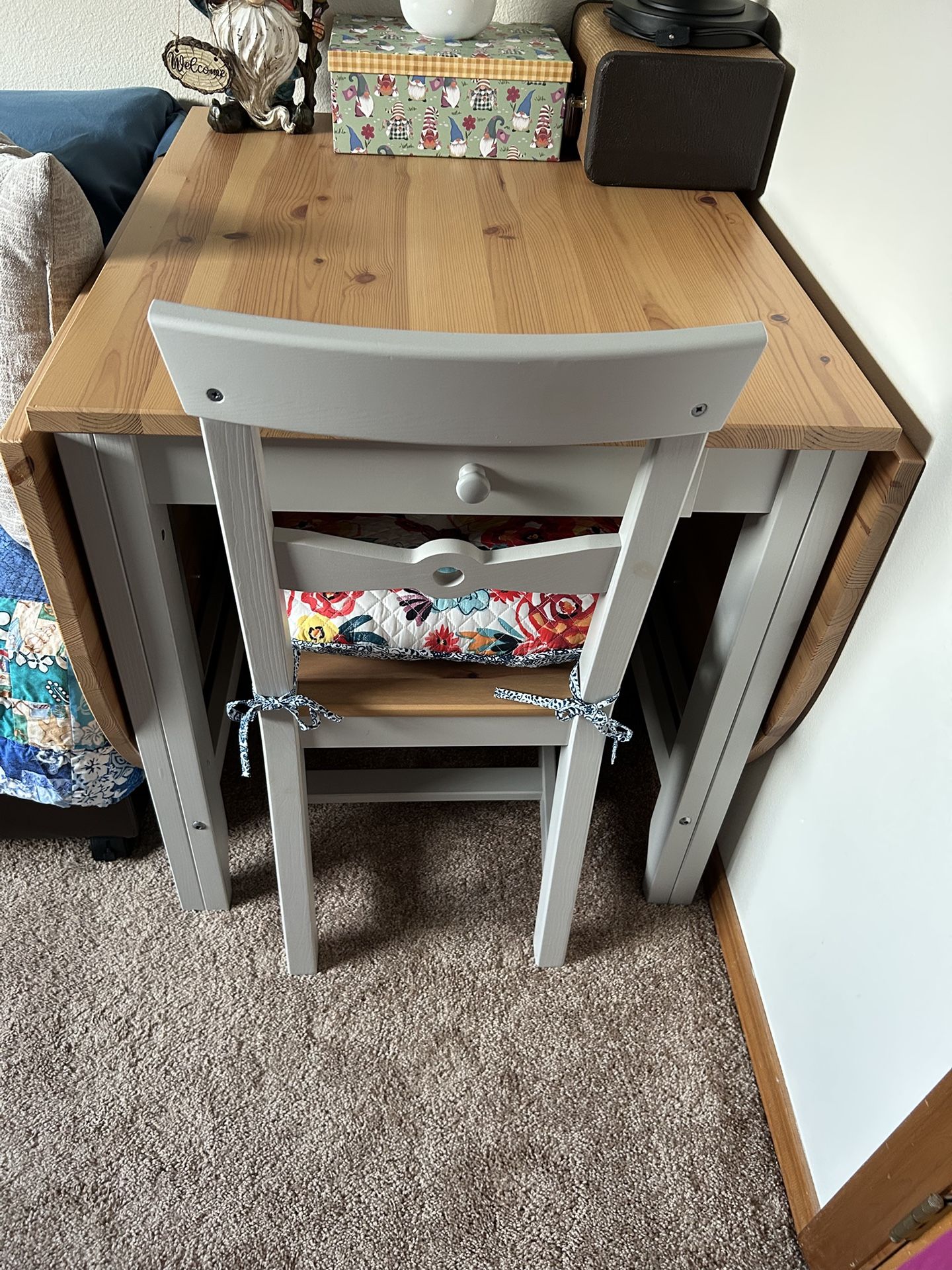 Expandable Dining Or Craft Table, Folded is 27” x 31”. Both sides up is 80”. One or both sides can be up. Seats 2 or up to 8 Excellent condition