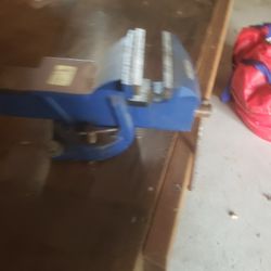 Heavy duty Swivel Vise