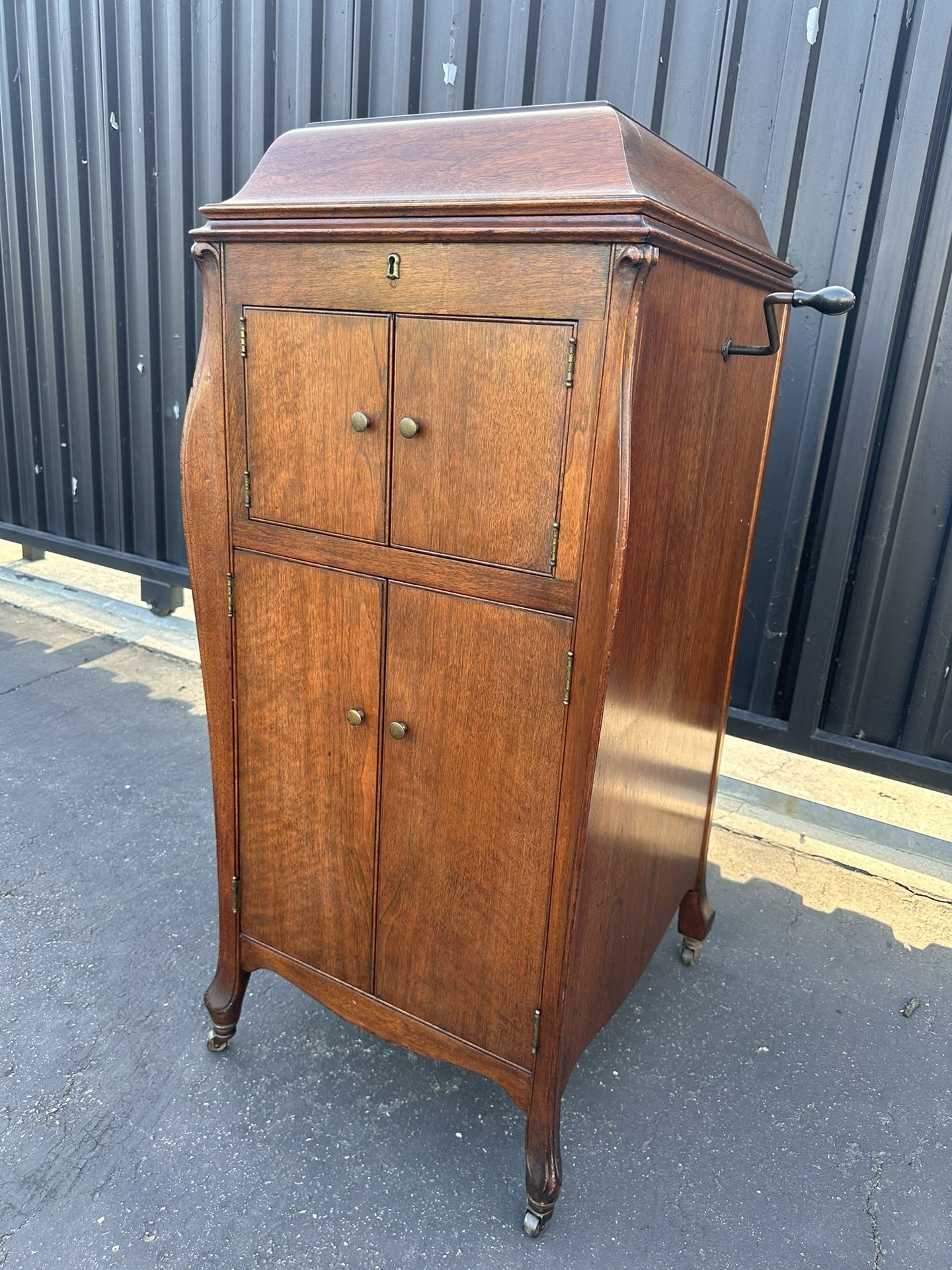 Antique Victor Victrola model VV - XI SERIE #730197