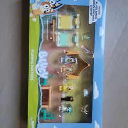 Playing Doctors playset. 
Includes Bluey, Bingo, Lucky, Snickers, and Honey figures