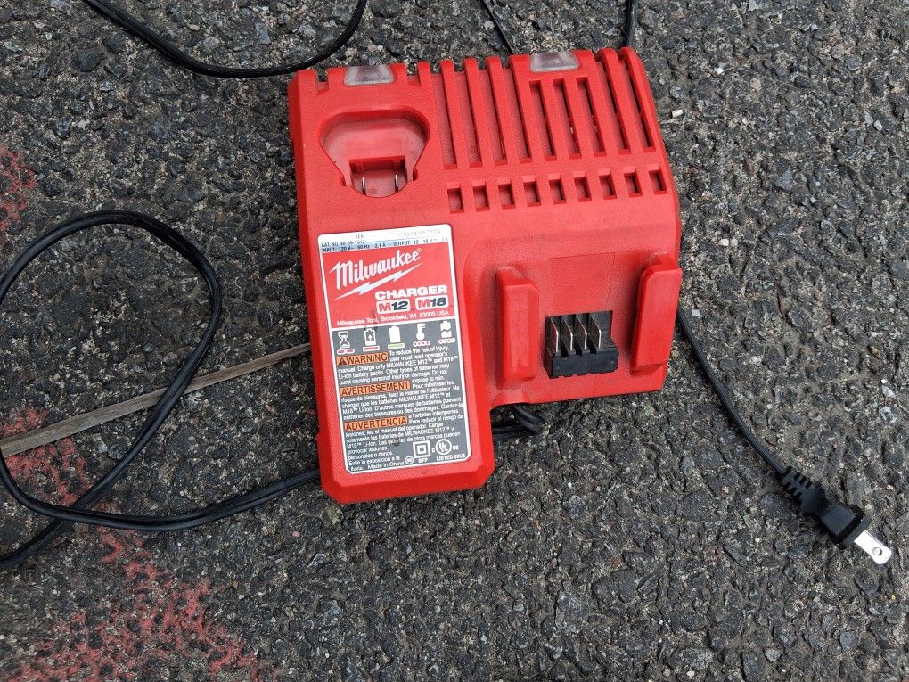 MILWAUKEE CHARGER AN DRILL
