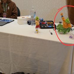 Ichiban Kuji BROLY (Stand) Sign By VIC MIGNOGNA 