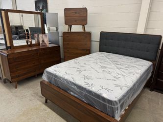 Eight Piece Queen Size Bedroom, Set With Free Bonus, Five Drawer Chest!