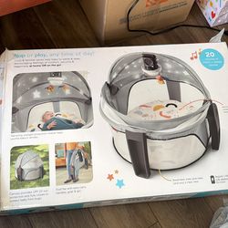 Fisher-Price Deluxe on-the-go Projection Dome Portable Bassinet and Infant Play Space like new  $30