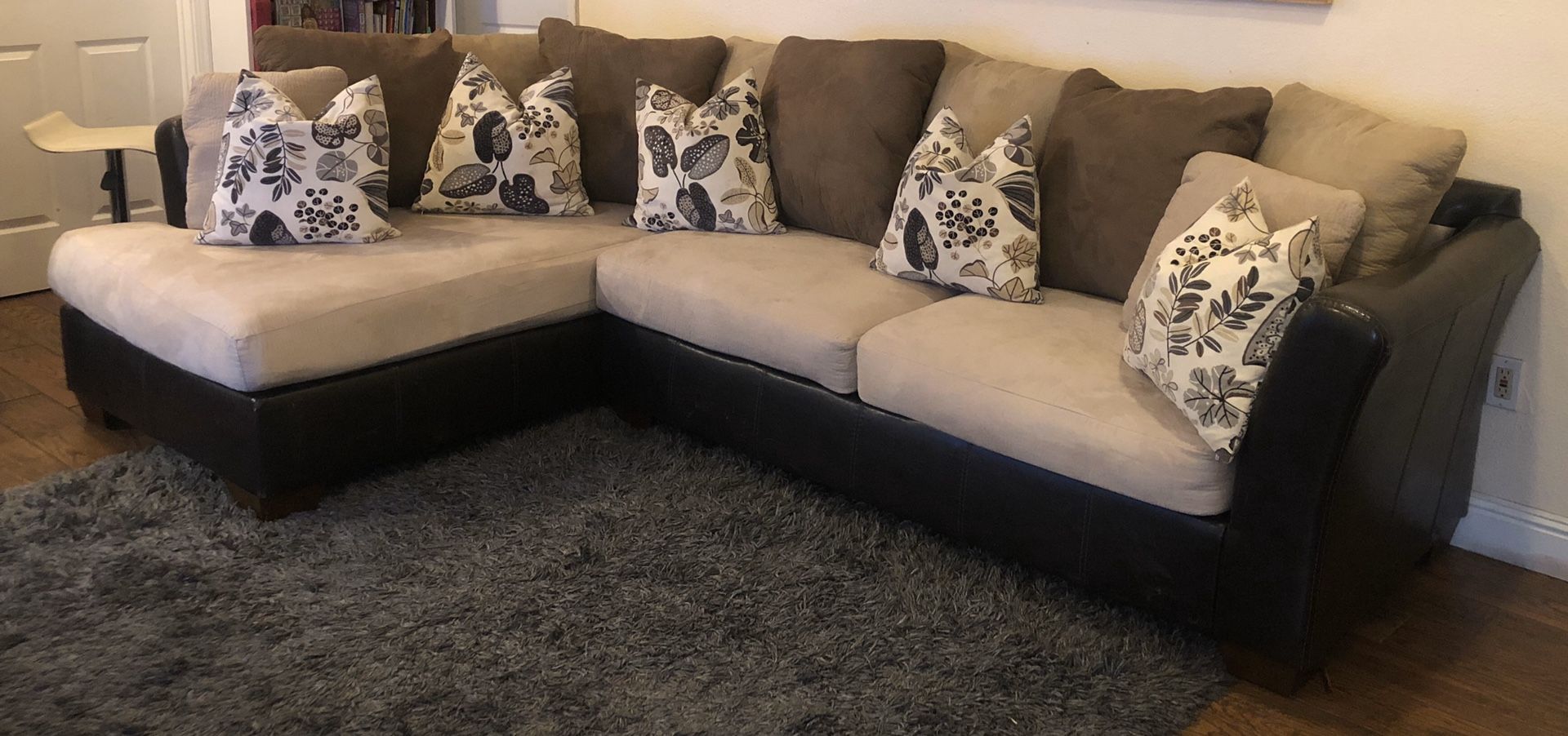 Comfy Sectional Sofa π Ashley Furniture- Microfiber & Leather