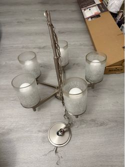5-light chandelier with light bulbs