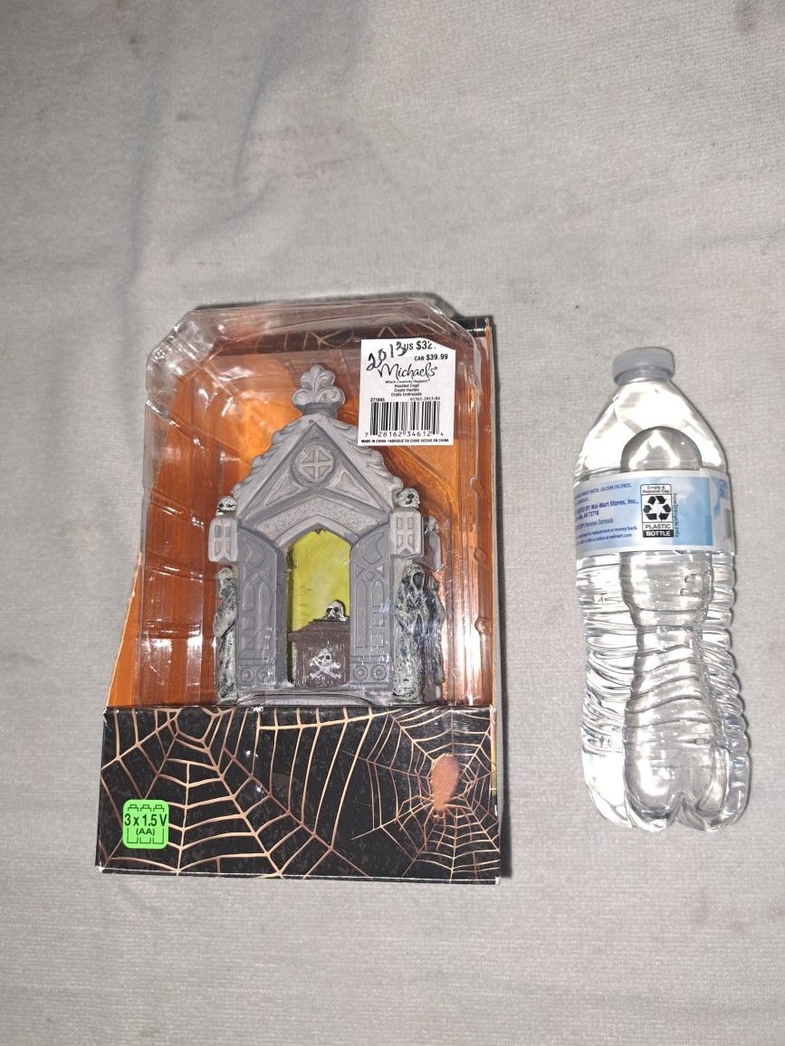 Brand New Open Box Lemax Spooky Town Halloween Lighted Crypt