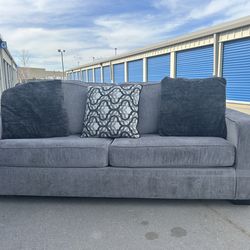 FREE DELIVERY 🚚🚛🚚 Beautiful gray sofa sleeper