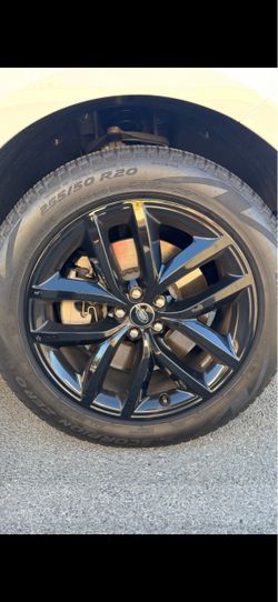 Range Rover velar as new 20” factory rims with pirelli tires set of 4