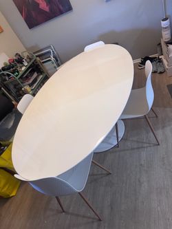 Glossy Oval Table w/4 chairs.