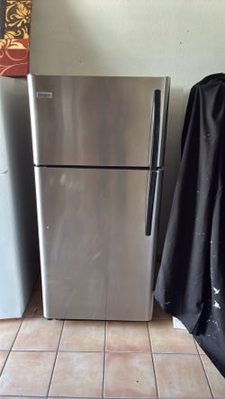 FRIGIDAIRE REFRIGERATOR