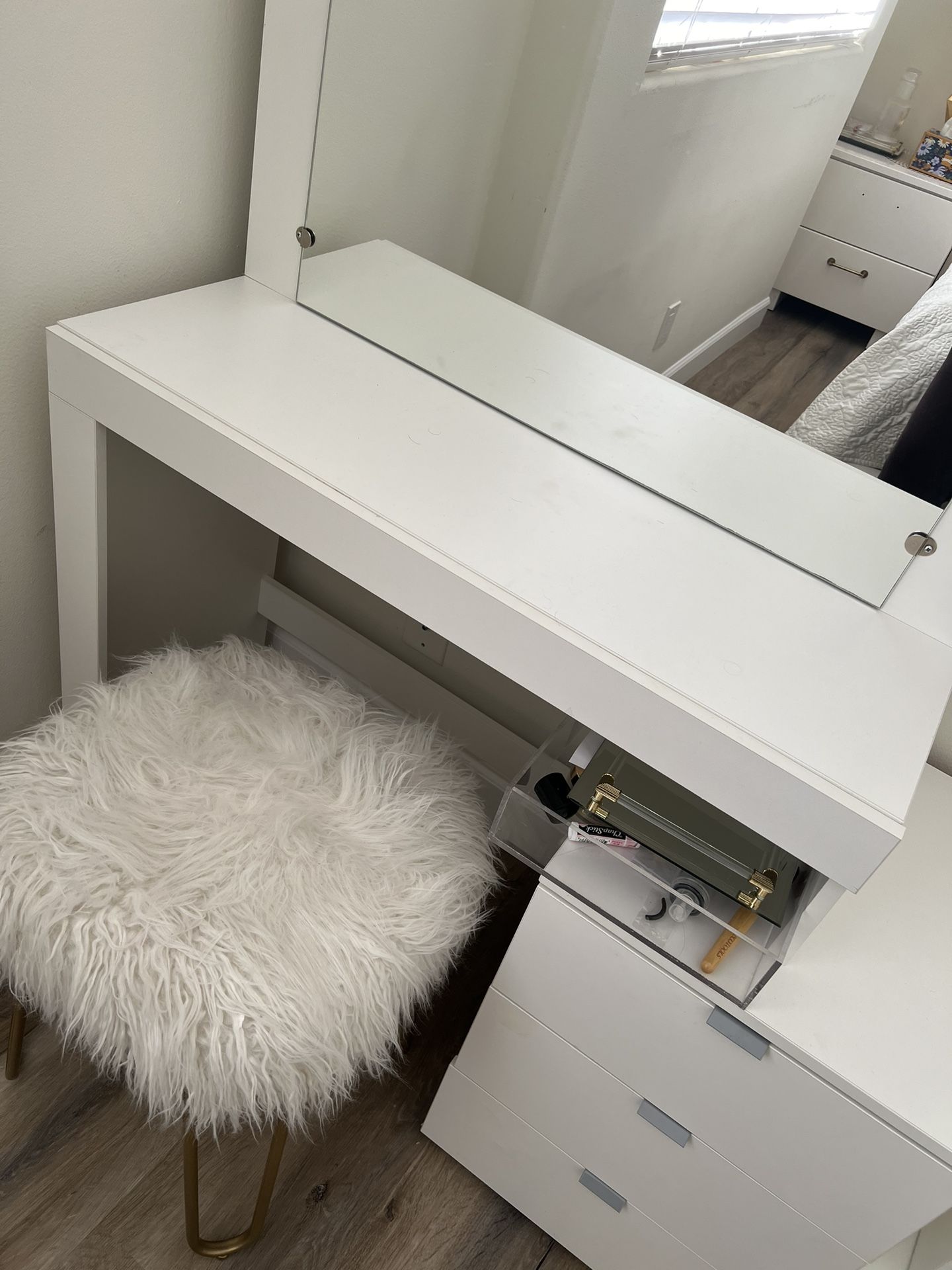 Makeup Desk With Chair