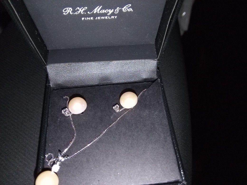 Authentic Pearl Earing & Necklace Set!!!!! Great Deal