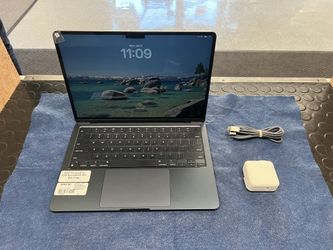 2022 Apple Macbook Air (8GB, 256GB SSD, M2 Chip)