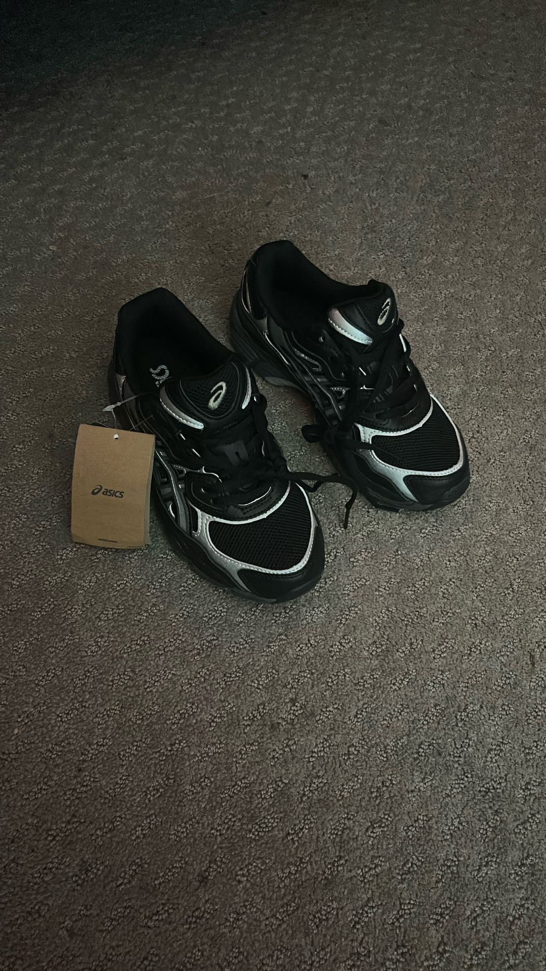 asics black and white size 7