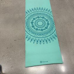 Gaiam yoga mat , workout mat . $15