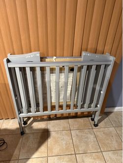 Portable mini crib