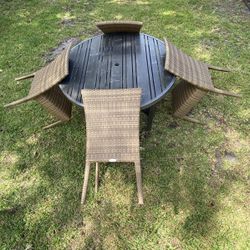 Set of 5 pieces  Used - Woodard Patio Dining Chair In great condition - Set of 5 piece for $400