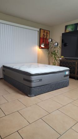 VERY NICE AND CLEAN QUEEN SIZE SEALY POSTUREPEDIC MATTRESS AND BOXSPRING FOR SALE! FREE DELIVERY