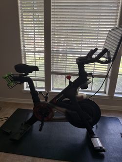 Peloton Bike 3rd Gen 2023 - Only 8 Rides, Great Shape - Spring, TX
