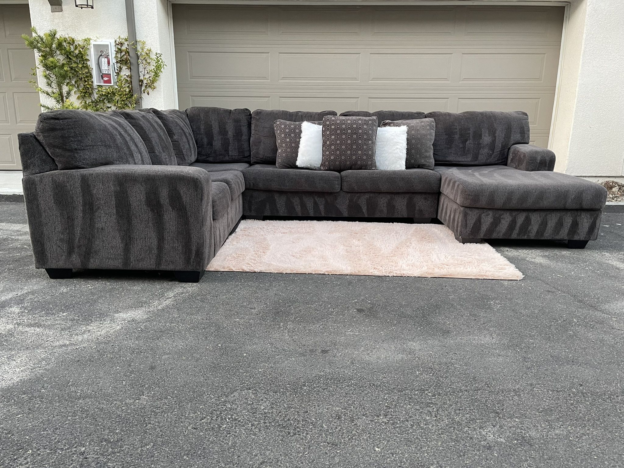 Stunning Dark Gray Sectional Couch In Excellent Condition - Free Delivery 🚚