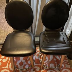2 Bar Stools That Swivel 