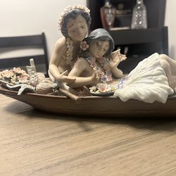 Rare Retired Lladro piece -- "Lovers Paradise"   #5779