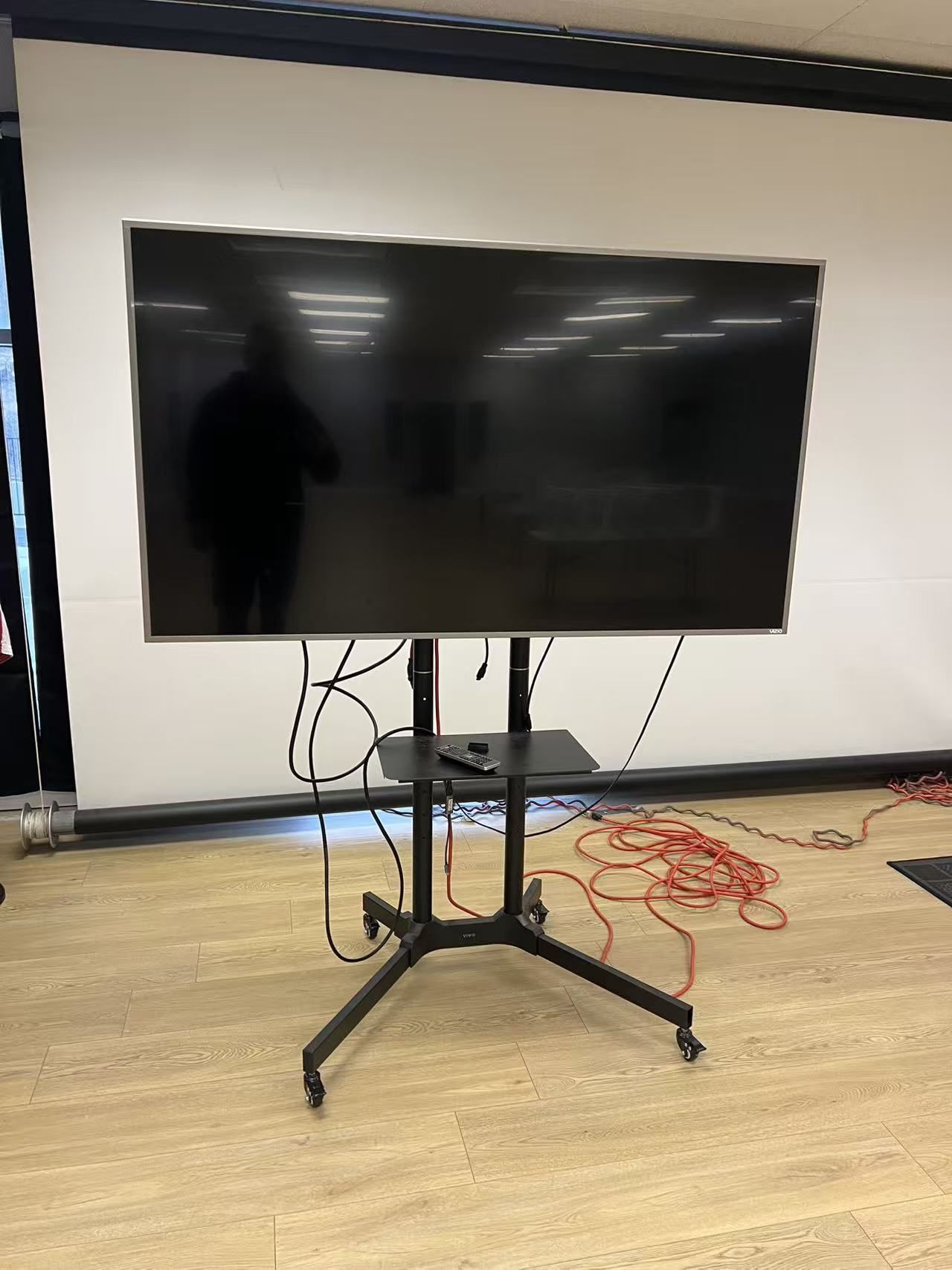 LED Tv With Rolling Cart