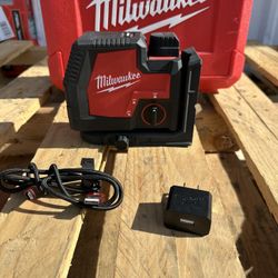 Milwaukee 100 ft. REDLITHIUM Lithium-Ion USB Green Rechargeable Cross Line Laser Level Used $245