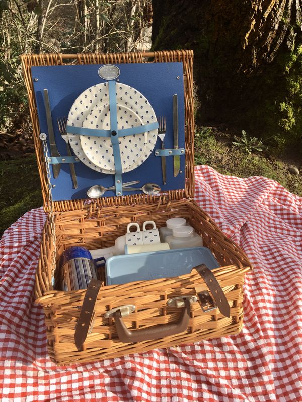 1950’s vintage picnic basket, The Brexton Collection for Sale in