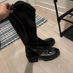 black boots 