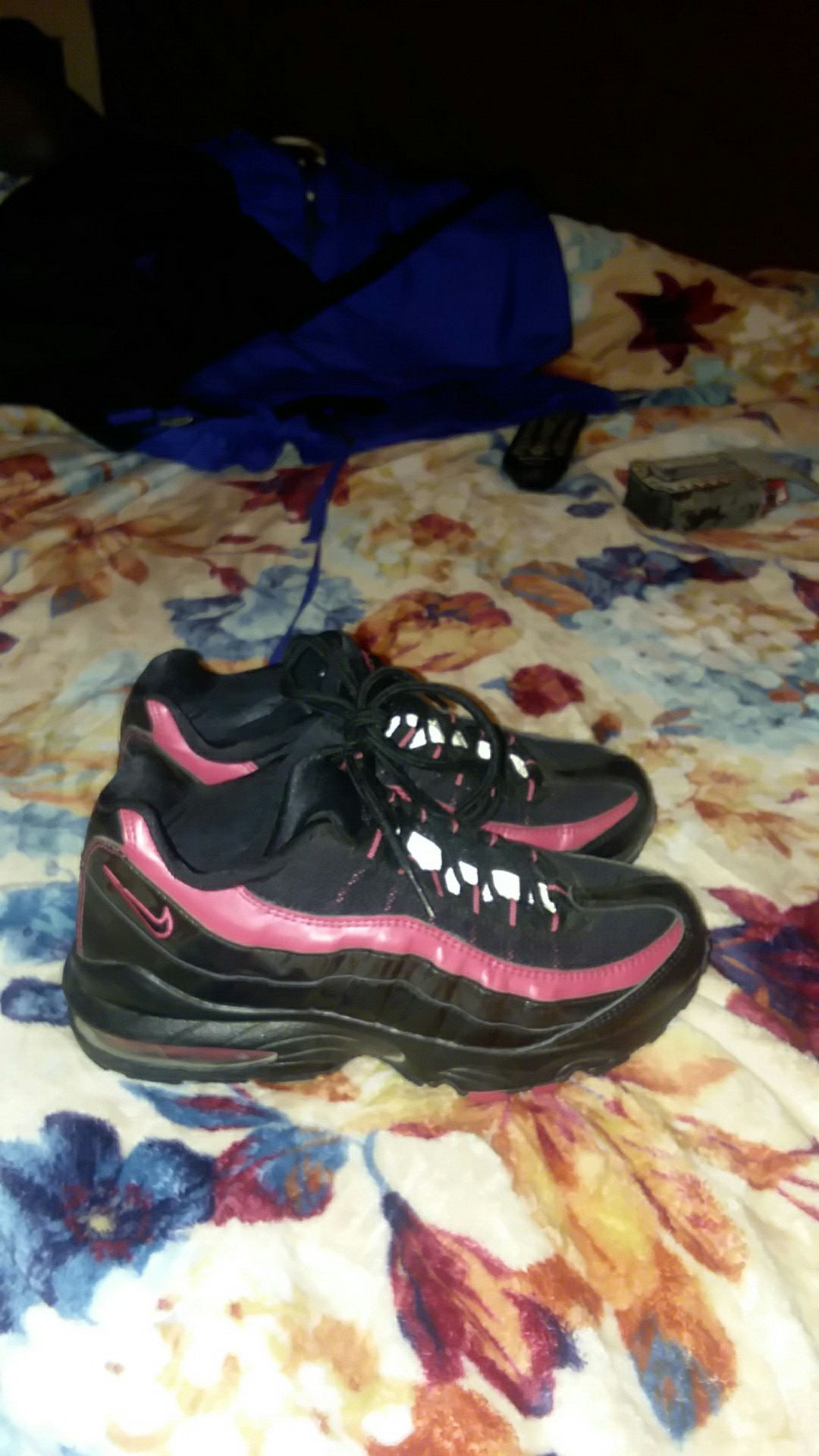 Air max nike womens tennis shoes.size 6 and is in excellent condition. Black and pick very nice pair of nikes