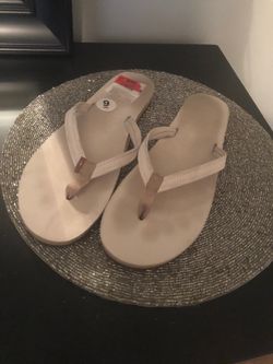 Light tan rainbows! Rainbow sandal gently used. Size 9