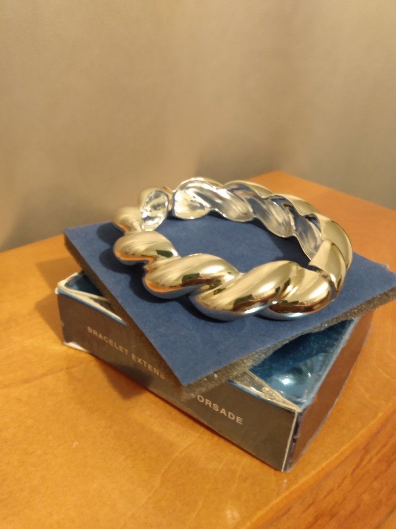 Avon Stretch Twist Bangle Bracelet