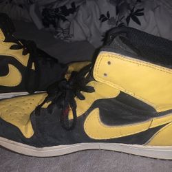 Nike Jordan’s 1 original black And yellow