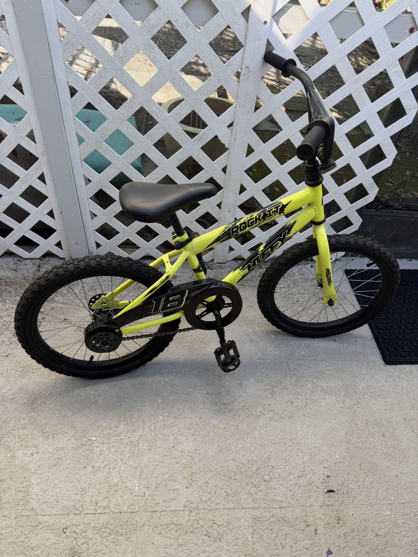 Huffy Rock It 18in Bike With Training Wheels