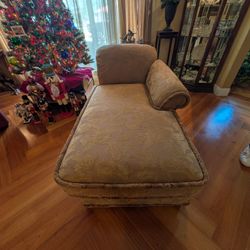  Chaise lounge with one rolled arm