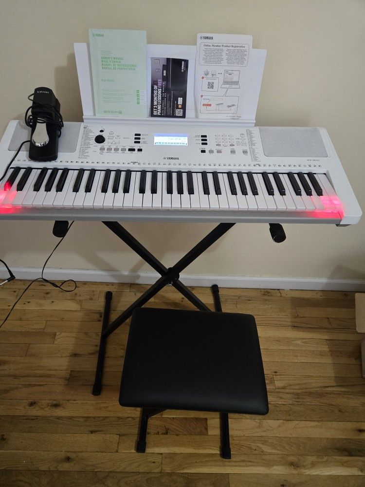 Piano- Keyboard Yamaha Ez- 300. 61- Keys