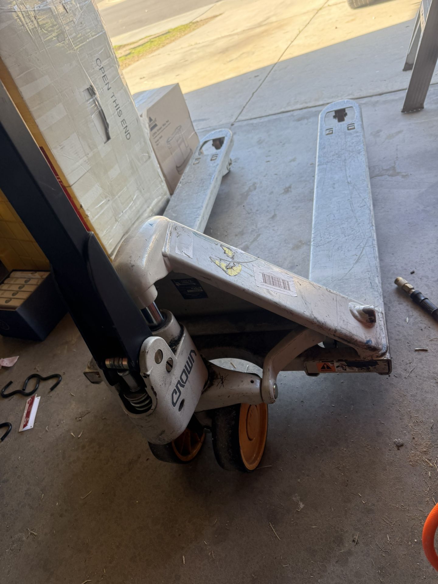 crown pallet jack
