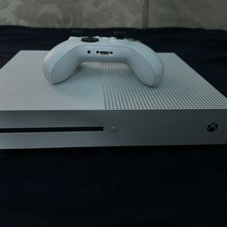 Xbox one S! w. controller and Cords 