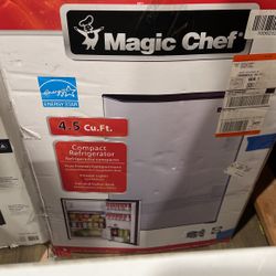 Magic chef 4.5 Cu Compact Refrigerator 