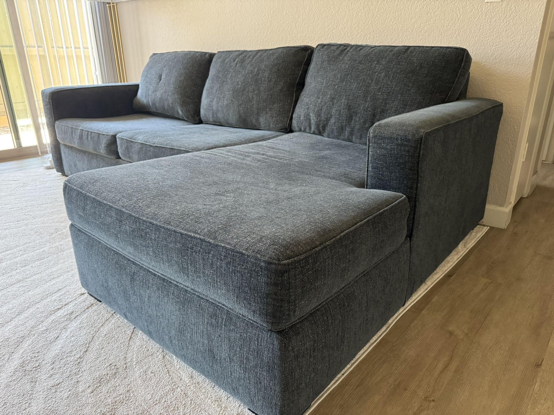 MOVING SALE‼️🙌🏾 Loveseat/Sofa/Pillows