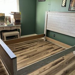 Ashley Willowton queen panel bed