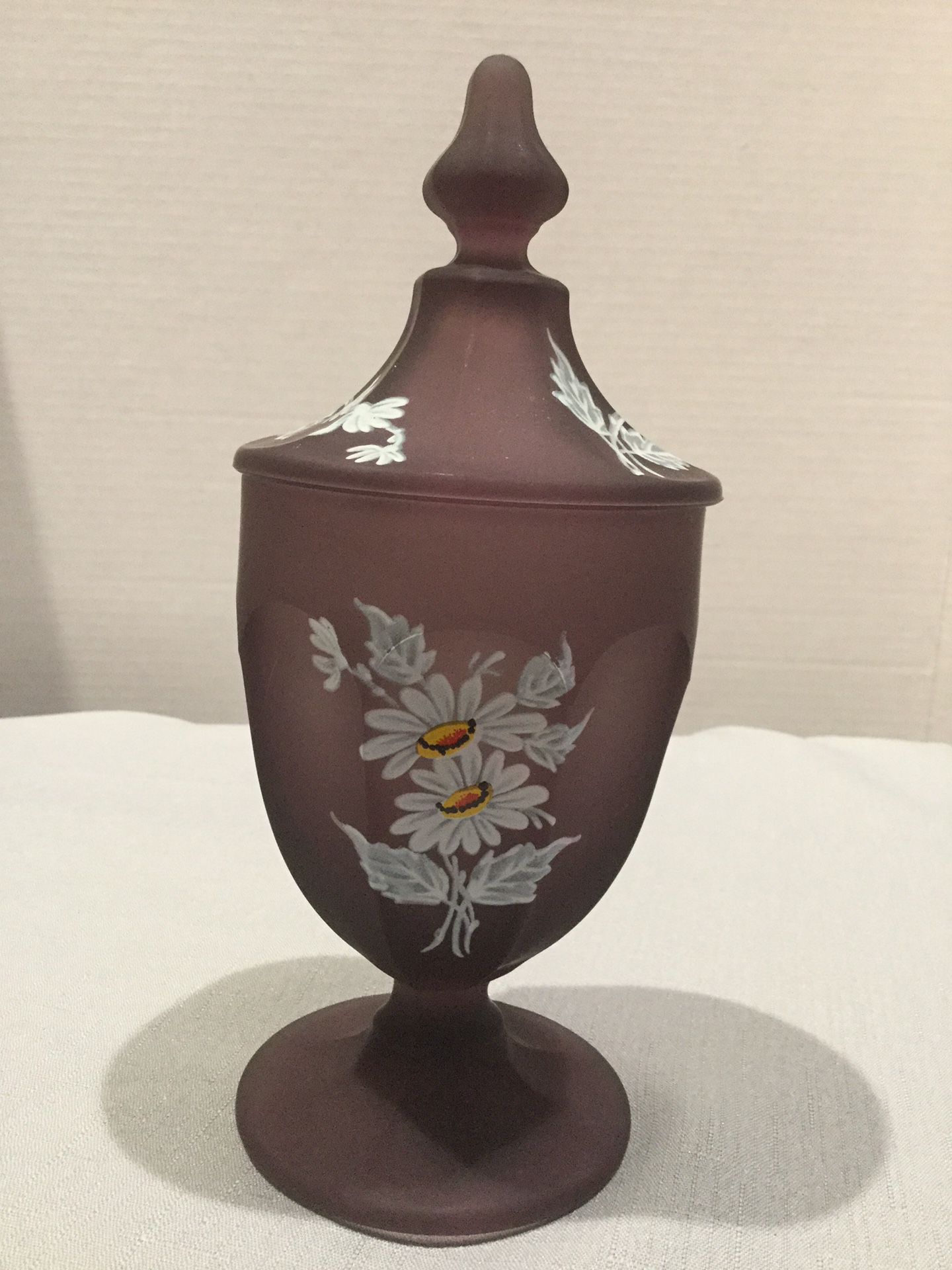 1970s WESTMORELAND BROWN MIST HAND PAINTED DAISIES FOOTED CANDY OR APOTHECARY JAR WITH LID