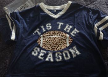 Ladies cropped football "tis the season " T shirt brand new size med