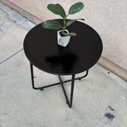 Good condition site coffee table 18 x 18 x 20“