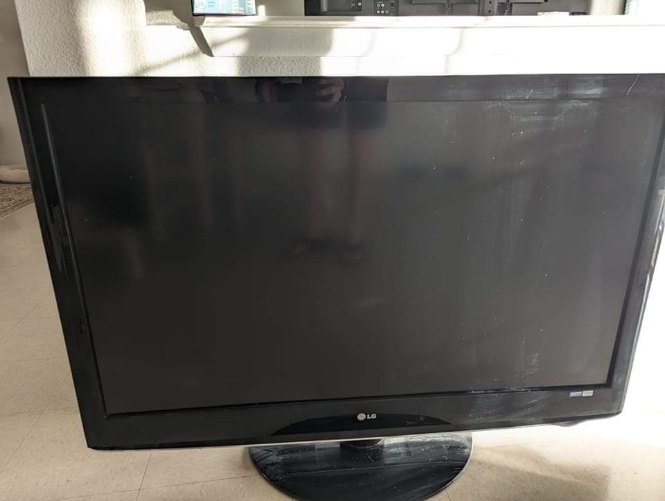 LG 47 inch TV (model 47LH30) for Sale in Fort Bliss, TX OfferUp