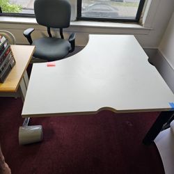 OFFICE DESKS ( READ DESCRIPTION)