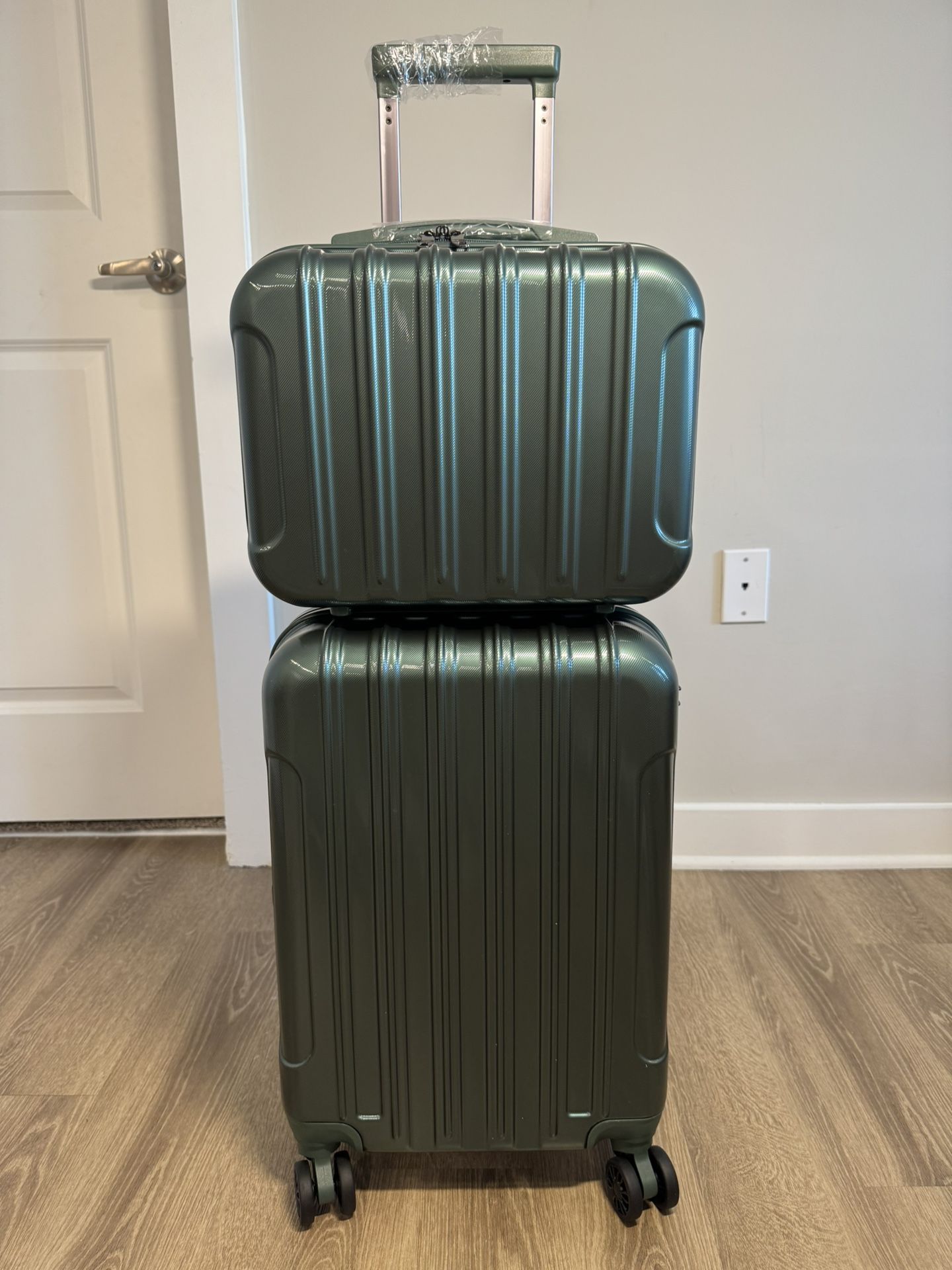 Brandnew, Suitcase Set(20”+14”) Bellows, Never Used Green, Blue, Pink And Gray