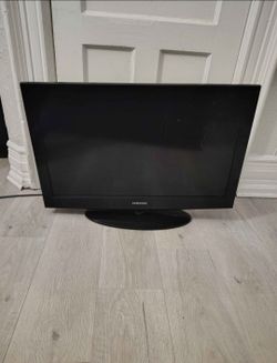 Small flat Samsung TV 26-32